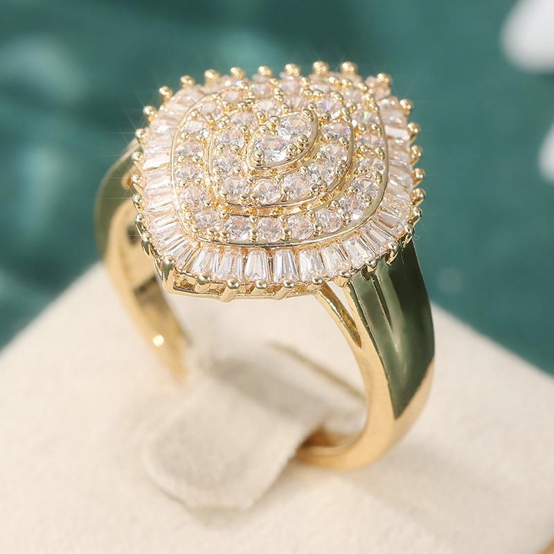 Fashion Classic Paved Synthetic Zirconia Geometry Ring for Women Elegant Golden Plated Banquet Wedding Jewelry Accessories Gifts