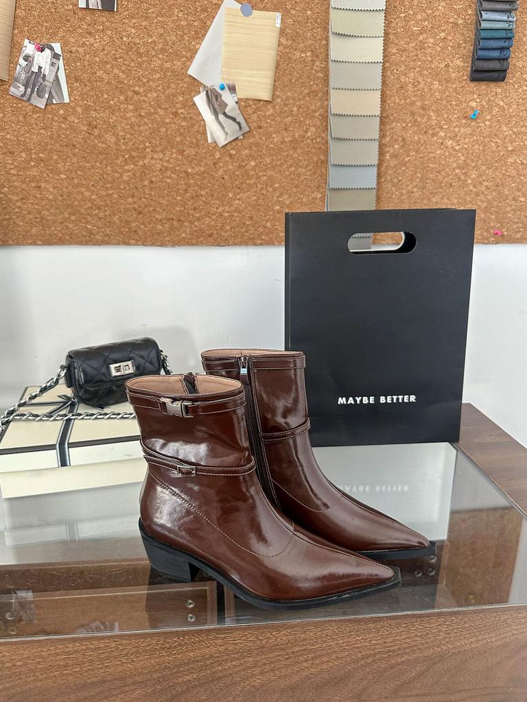 Grober Absatz, spitz zulaufende Martin-Stiefel für Damen, Herbst/Winter 2025, neue Western-Cowboy-Stiefel mit Gürtelschnalle und mittelhohem Absatz.