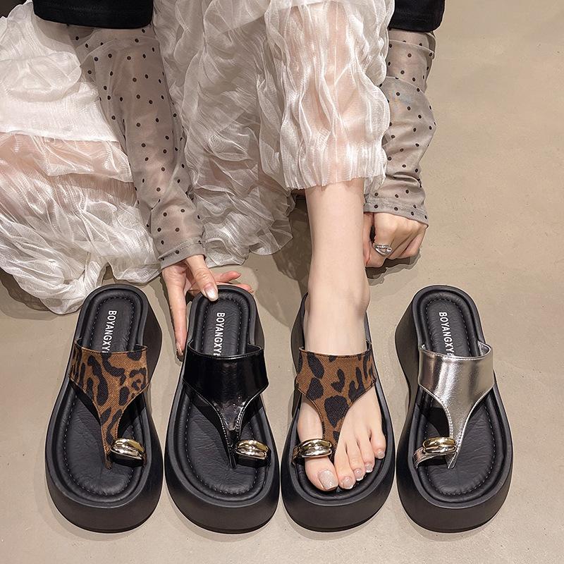 Thick-soled heel cover toe cool slippers women's summer wear 2025 new models with skirts beach sandals flip-flops