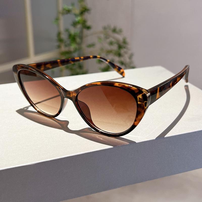 Vintage Oversized Cat Eye Sunglasses Women Fashion Trending Luxury Brand Designer Popular Sun Glasses Sexy Ladies Punk Shades Uv