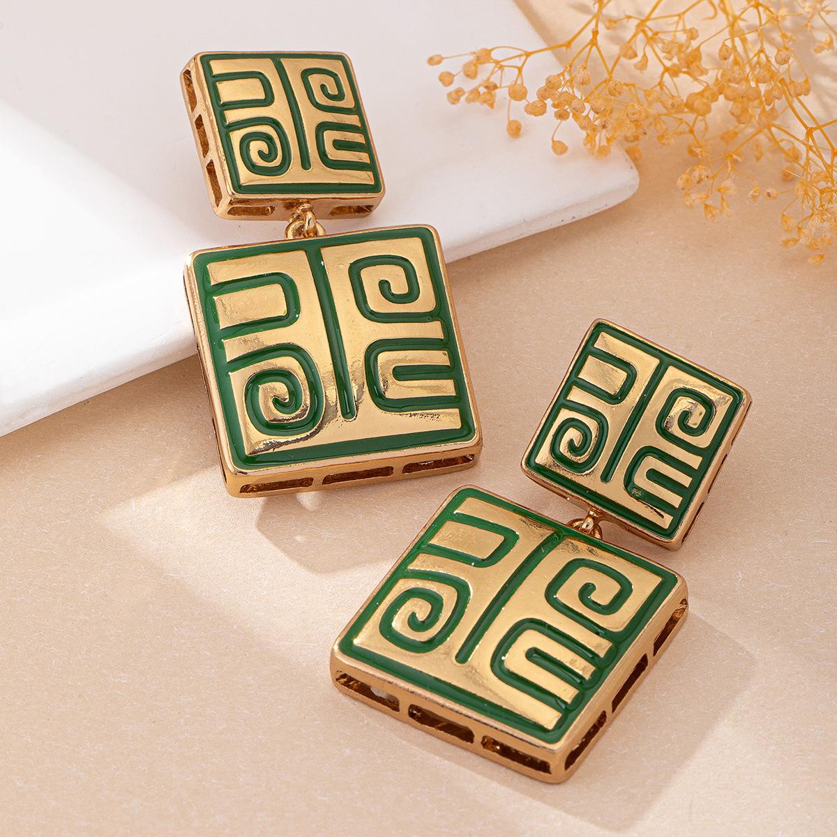 

Модные серьги-подвески для женщин зелёный