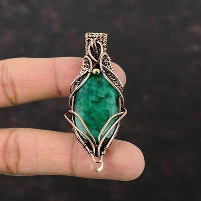 Ciondolo con smeraldo sfaccettato dello Zambia, ciondolo con pietra preziosa avvolta in filo di rame, ciondolo fatto a mano, gioielli di design in rame, regalo per lei, gioielli avvolti in filo metallico