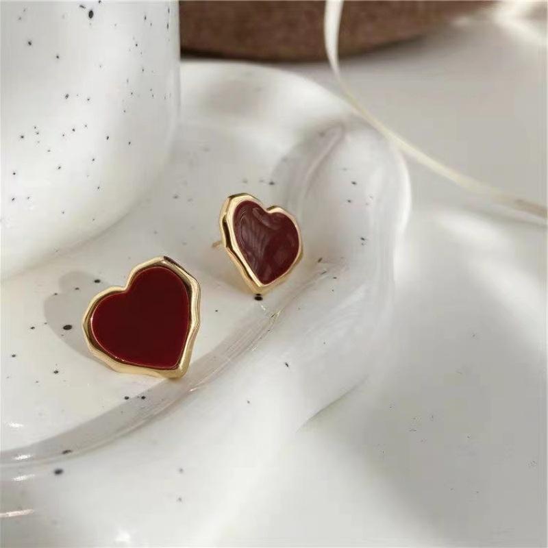 New light luxury high-end simple burgundy small love stud earrings niche fashion versatile earrings