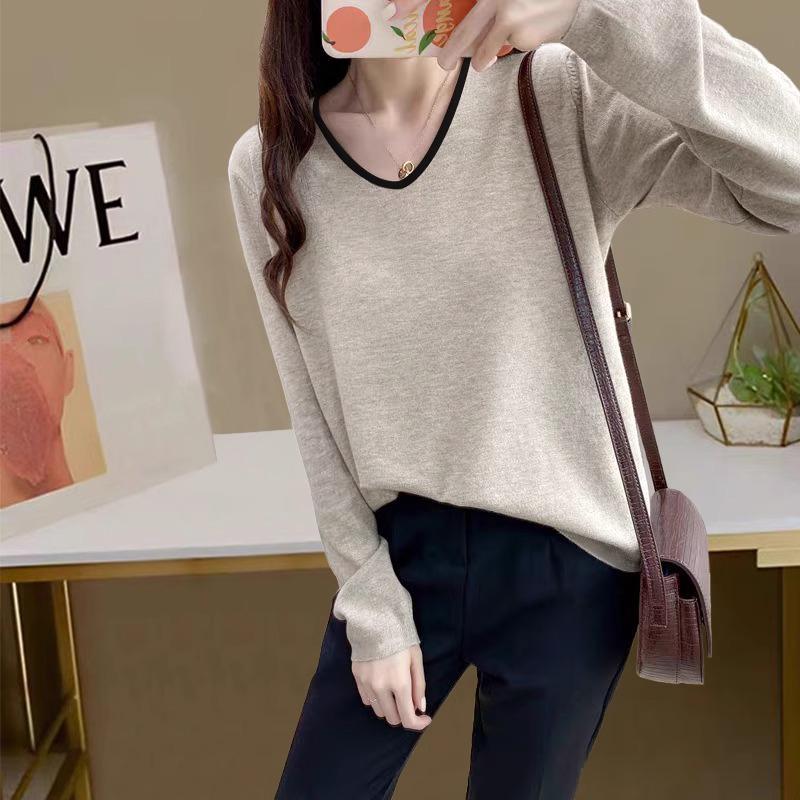 

Chic Color-Block V-Neck Long-Sleeve Women s T-Shirt in Rice Gray – Cotton, Loose Fit for Spring. S for under 95 lbs