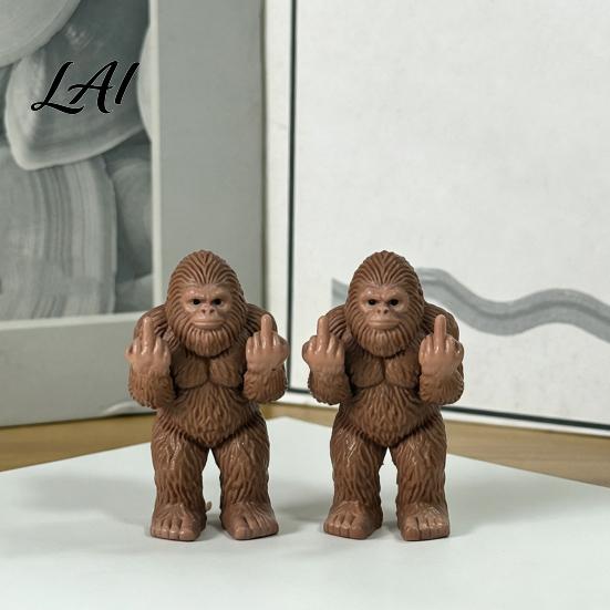 Conversation Starter Desk Decor Mini Monkey Figurine Funny Resin Frog Statue with Middle Finger Gesture Sarcastic Unique Birthday Gift Ideas