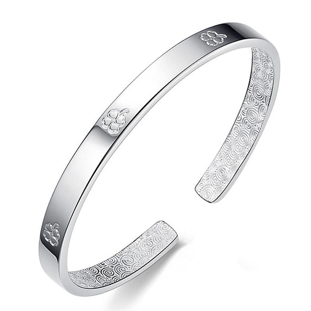 Glänzendes koreanisches minimalistisches Armband mit vierblättrigem Kleeblatt – Glücksbringend, vielseitig und stilvoll