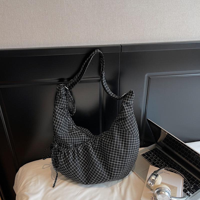 This Crossbody Bag Features A Large-capacity Checkered, Niche Design and A Single-shoulder Dumpling Bag