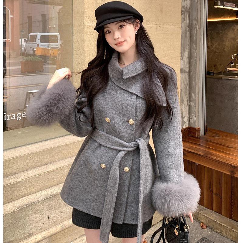 

Elegant Women s Wool Coat with Fur Cuffs, Cinched Waist, Slim Fit - 2026 Winter Collection XL серый