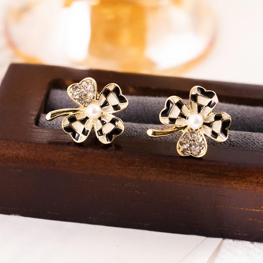 Light Luxury Exquisite Micro-inlaid Zircon Flower Earrings Elegant High-end Pearl Stud Earrings Niche Design Temperament Earrings