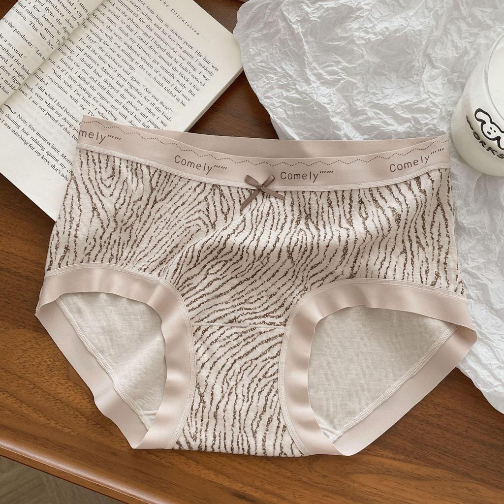Leopard Print Coffee Micro-Brushed Warm Underwear, Women's Seamless Cotton Hip-Wrapping Briefs for Autumn/Winter.