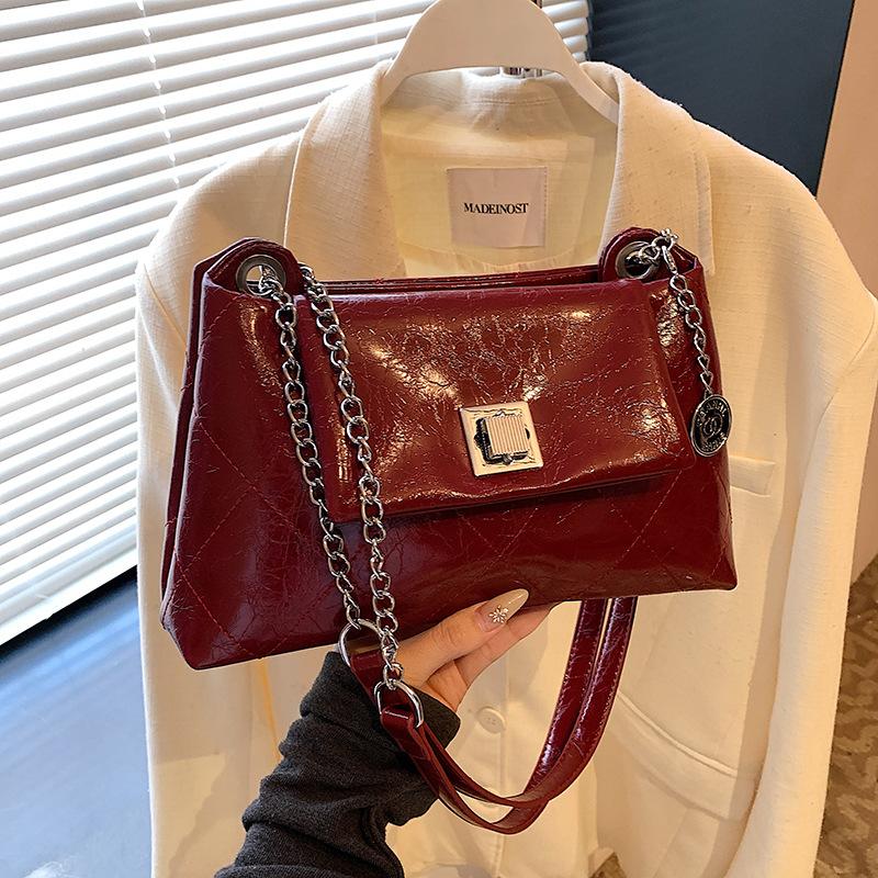 

Повседневная мягкая поверхность большая вместимость весенне-летняя сумка женская новая популярная универсальная сумка через плечо на цепочке сумка-тоут для通勤