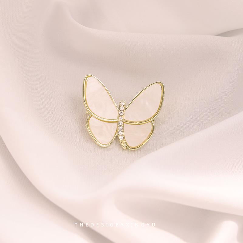 Broche Elegante de Pérola Dourada e Espiga de Trigo: Acessório Versátil e de Alta Qualidade para Mulheres