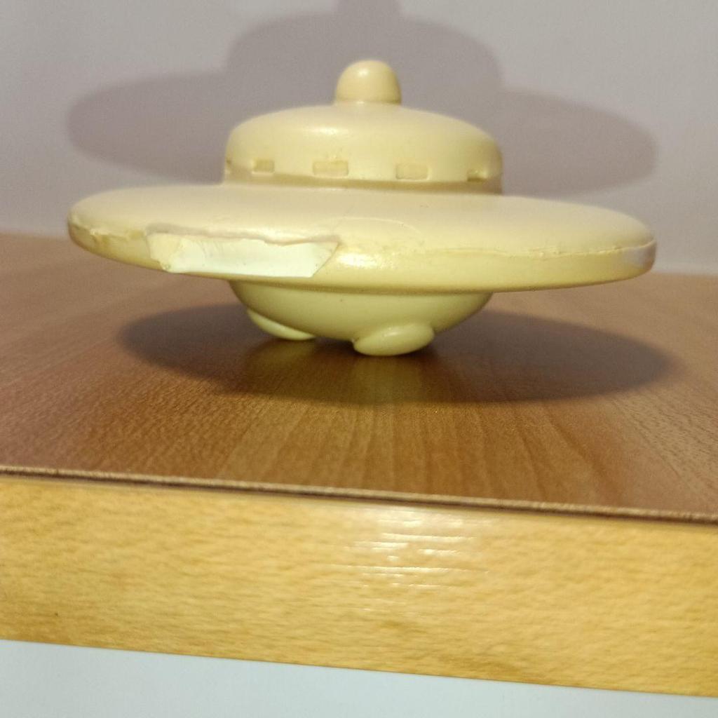 [USED] X Alien Flying Saucer Figure