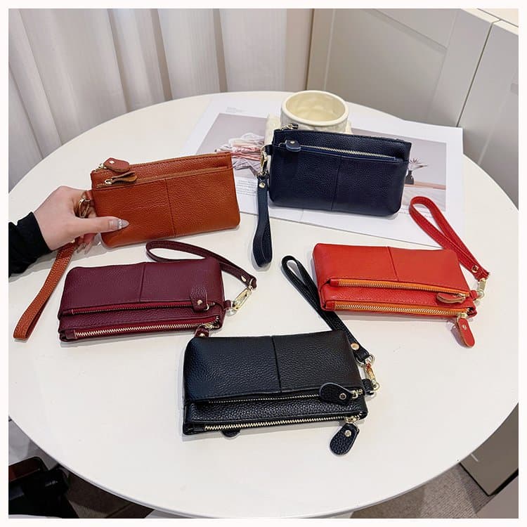 Litchi pattern lady holding wallet