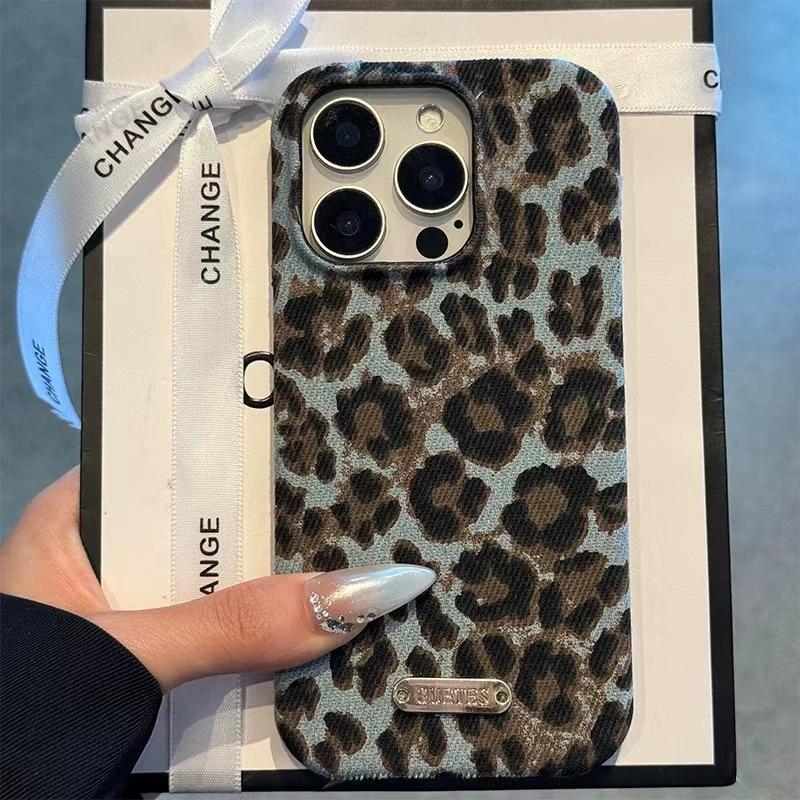 Autumn and Winter Flannel Contrasting Color Leopard Print Suitable for Apple 16promax Mobile Phone Case IPhone14 New 15 Half Pack 13