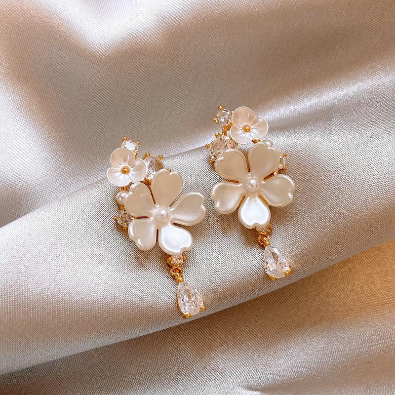 

Flower water drop zircon earrings, earrings, women s giant good-looking earrings, suitable for spring earrings, niche design sense