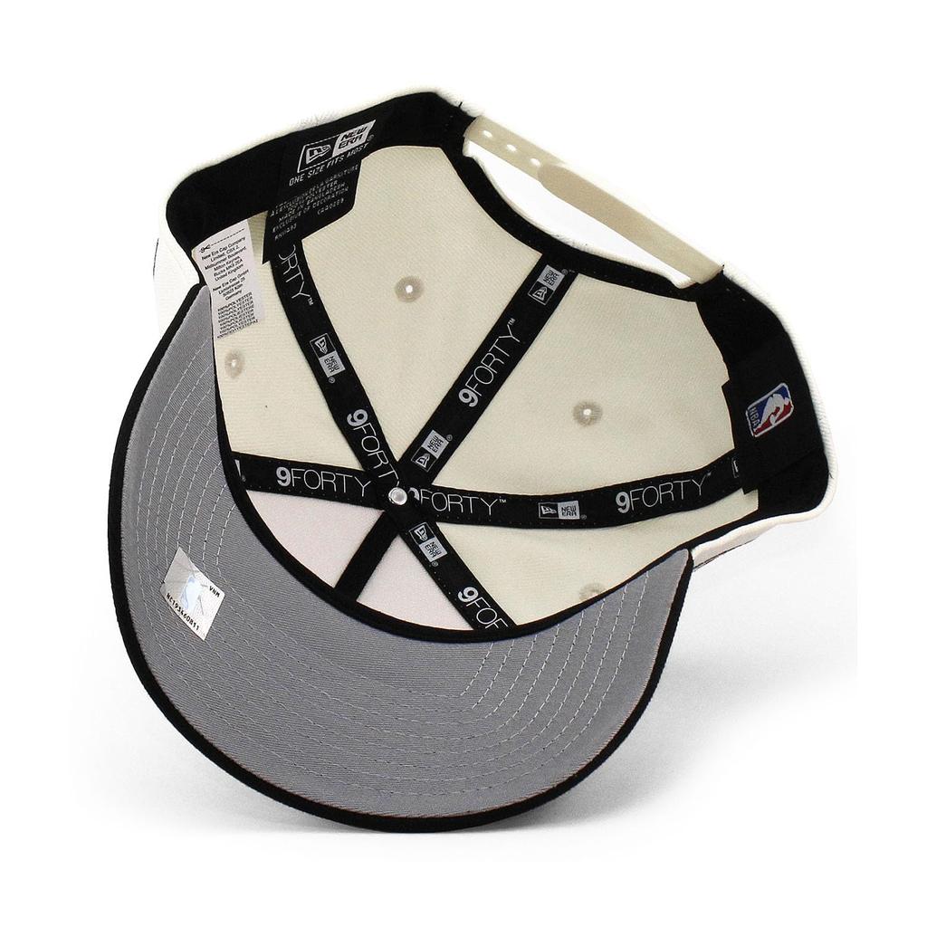 New Era 9FORTY Chicago Bulls NBA 1966 Eröffnungssaison Grau UV Snapback Kappe in EU mit farbigem Schirm und Seiten 940AF A-Frame Creme, Exklusiv, Aufnäher.