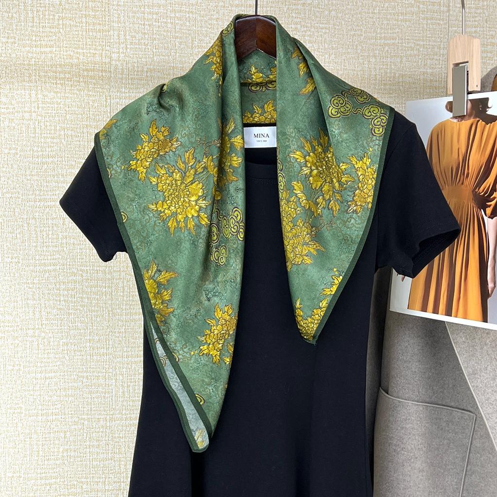 Spring And Summer Silk Chinese Square Scarves Go Out To The Street With Mulberry Silk Silk Scarves With Fresh Green Silk Scarves And Shawls.