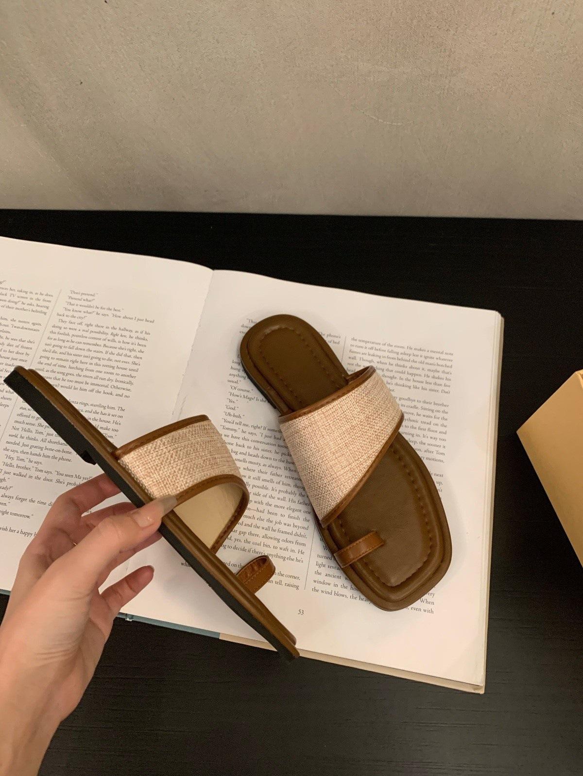 

Маленькие классные тапочки в стиле ретро с плоским дном и закрытым носком, женская обувь, летняя одежда 2025 года, новые летние пляжные сандалии с мягкой подошвой 42 коричневый