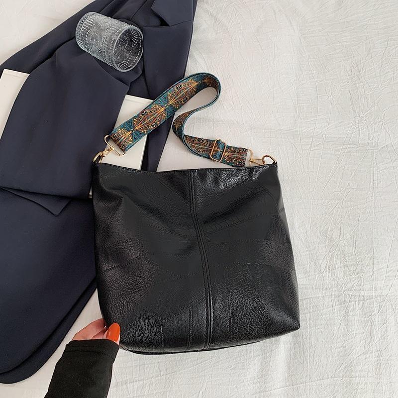 

Ретро повседневная иностранная сумка через плечо в стиле 2024 года, новая эстетическая индивидуальная модная простая сумка-ведро под мышкой чёрный