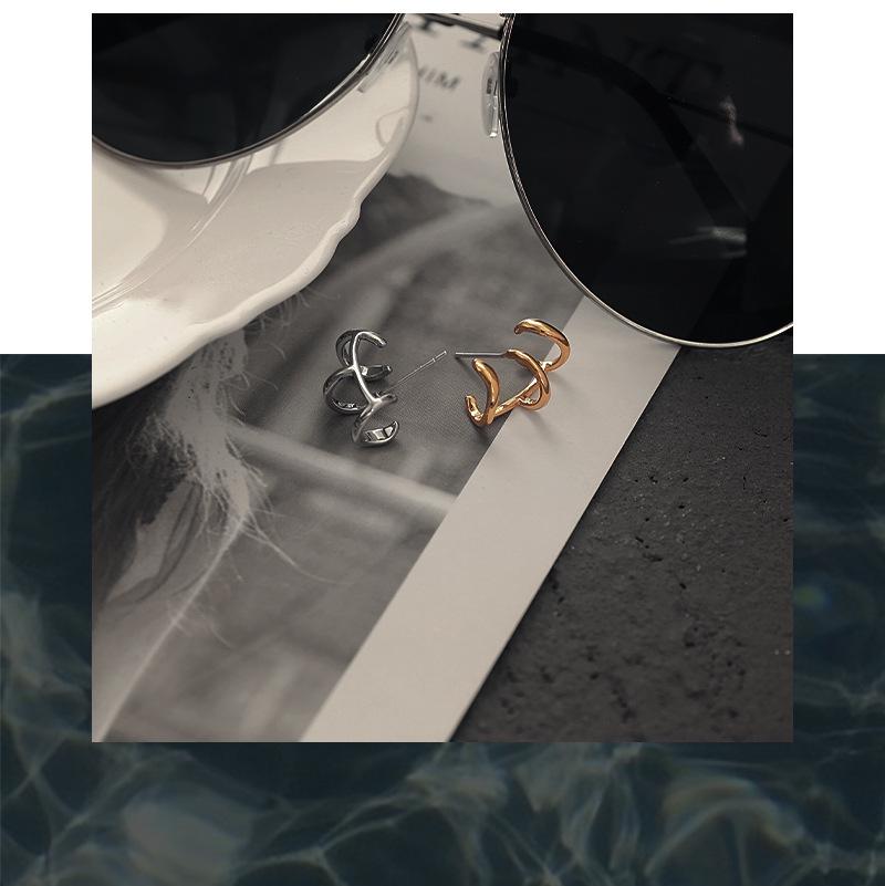 Nohara Aoi Retro Two-Tone Layered Earrings: Simple, Versatile, and Stylish.