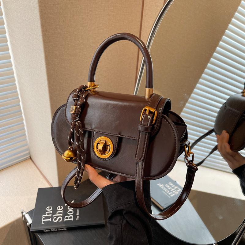 Small bag women's autumn and winter retro new fashion niche design messenger bag portable small bag