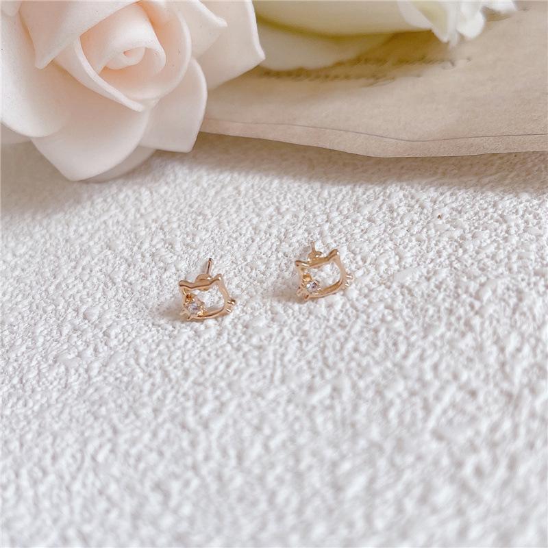 Puste kolczyki z kociakiem: Uroczy koci wzór wysadzany diamentami, idealny do noszenia na co dzień. Idealny dla miłośników kotów i entuzjastów uroczej biżuterii.