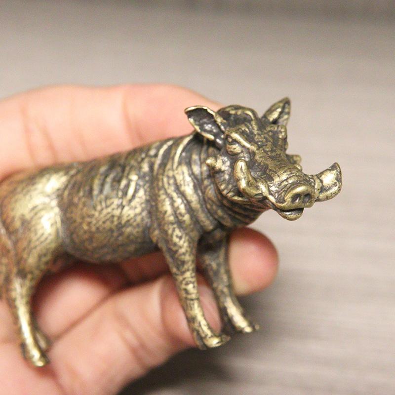 Těžká mosazná socha divokého prasete pro domácí dekorace Retro figurky Kreativní ručně vyráběná zvířecí socha Umělecká ozdoba na knihovnu