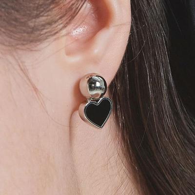 Noonoo Fingers Black Heart Ball Earrings