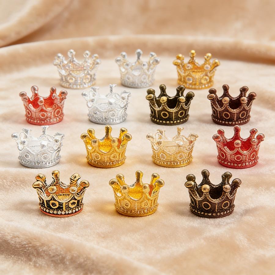 32pcs 1cm Mini Metal Crowns, 1:12 Scale Dollhouse Miniature Decor, Tiny Vintage Crown Charms for DIY Crafts & Fairy Garden
