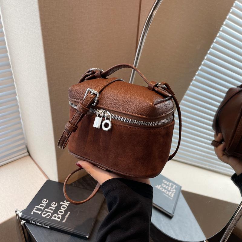 Retro Matte Bag, New Exquisite and Versatile Women's Messenger Bag, Portable Box, Small Square Bag.