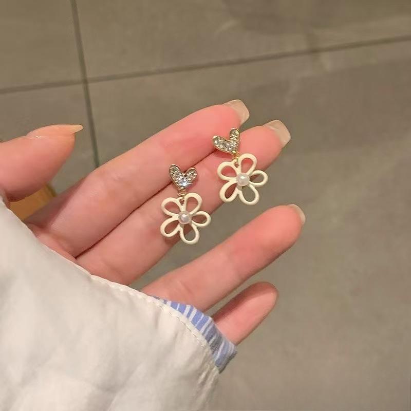 

Fashion high-end pearl earrings French niche retro light luxury earrings women s simple and versatile pearl earrings