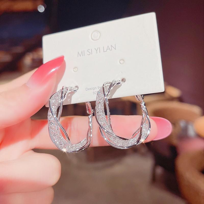 

Silver needle light luxury niche C-shaped hollow crystal earrings women s ins trendy versatile temperament twisted earrings earrings 925 silver needle