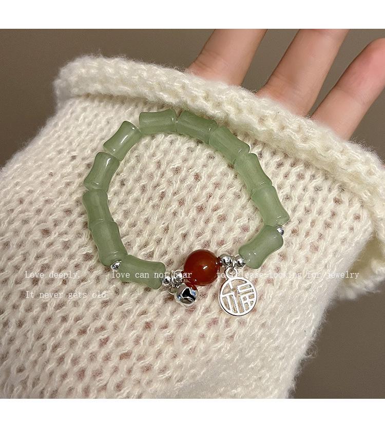 Elegant French Pearl Bracelet: Chic Retro Design for Women