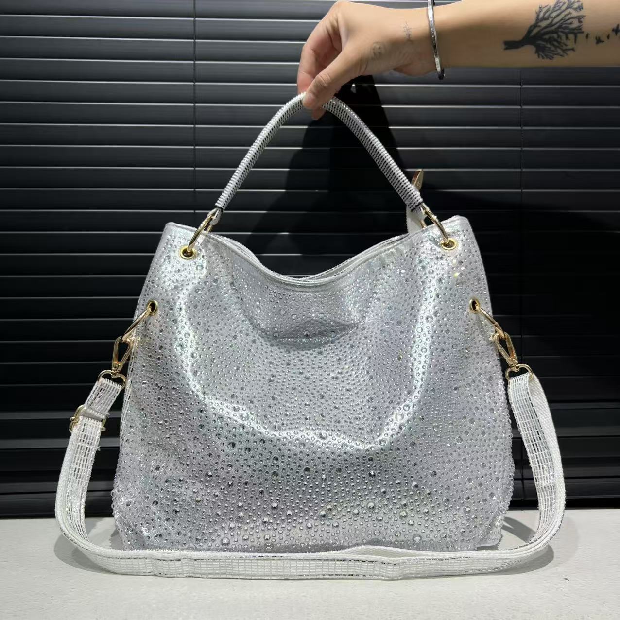 

Ladies Fashionable Lightweight Diamond Embellished Personalized Tote Bag, Large Capacity Elegant Temperament Socialite Shoulder Bag белый