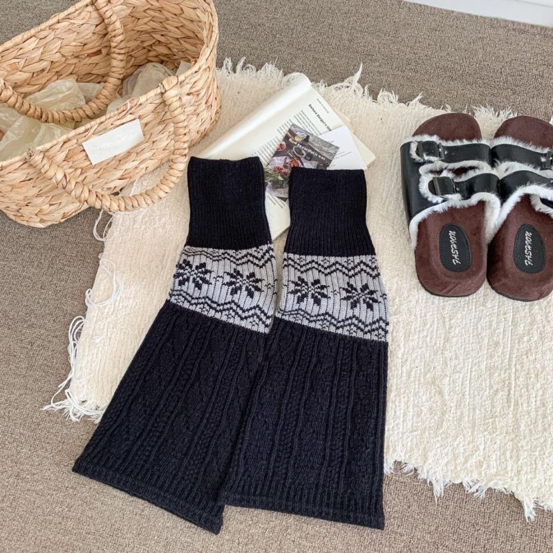 Fell Island Retro Knitted Layered Stockings for Women - Autumn/Winter Thick and Warm Grey Mid-Calf Leg Socks - Reindeer Snowflake Leg Covers