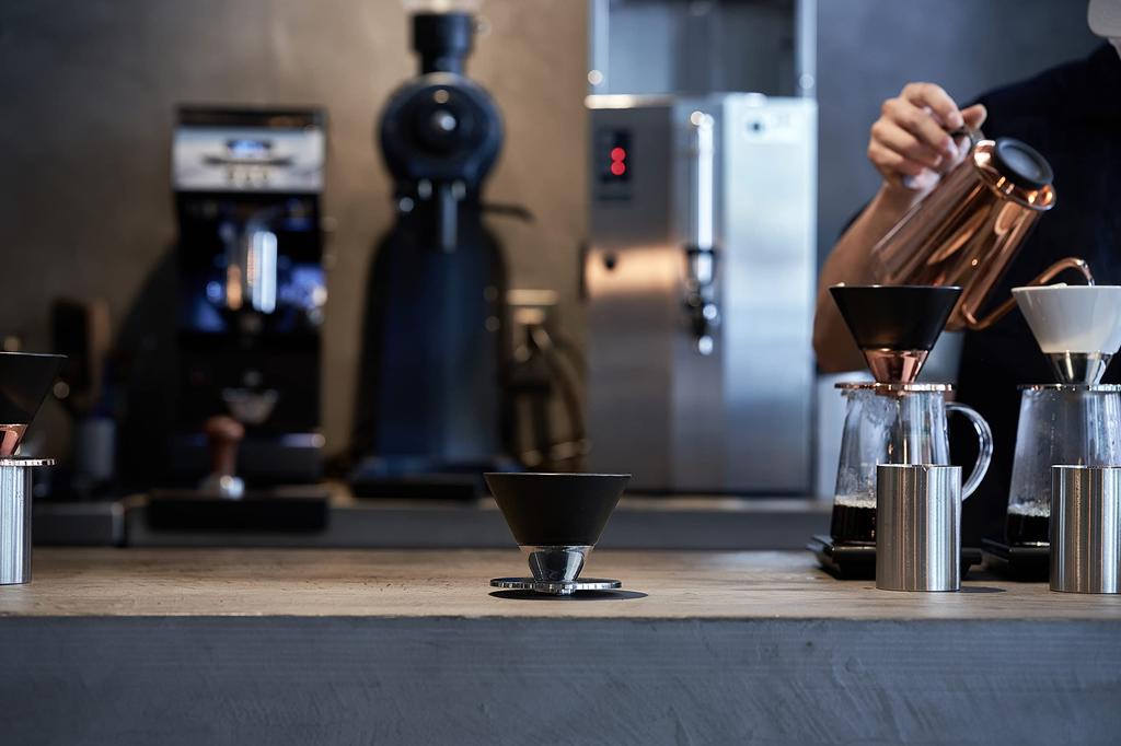 Coffee Dripper Silver & Black [Arita, Saga Prefecture] [Beasty Coffee] A dripper with an impressive metal combination