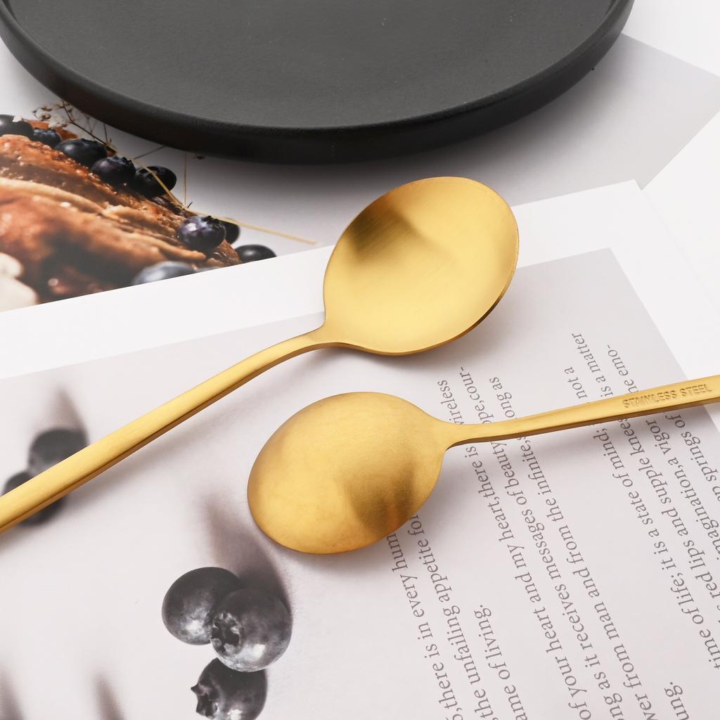 24 deler Matt Svart Gull Bestikksett Gaffel Skje Kniv Bestikksett Rustfritt stål Bestikk Komplett servisesett Kjøkken