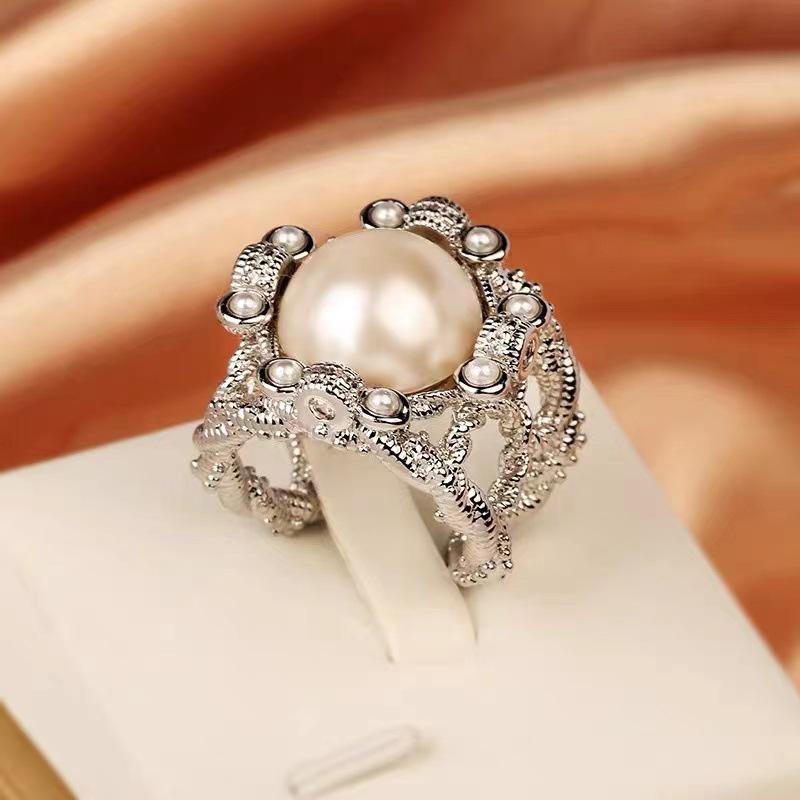 

2024 Trendy Pearl & Zircon Ring for Women: Retro Elegance and Luxury