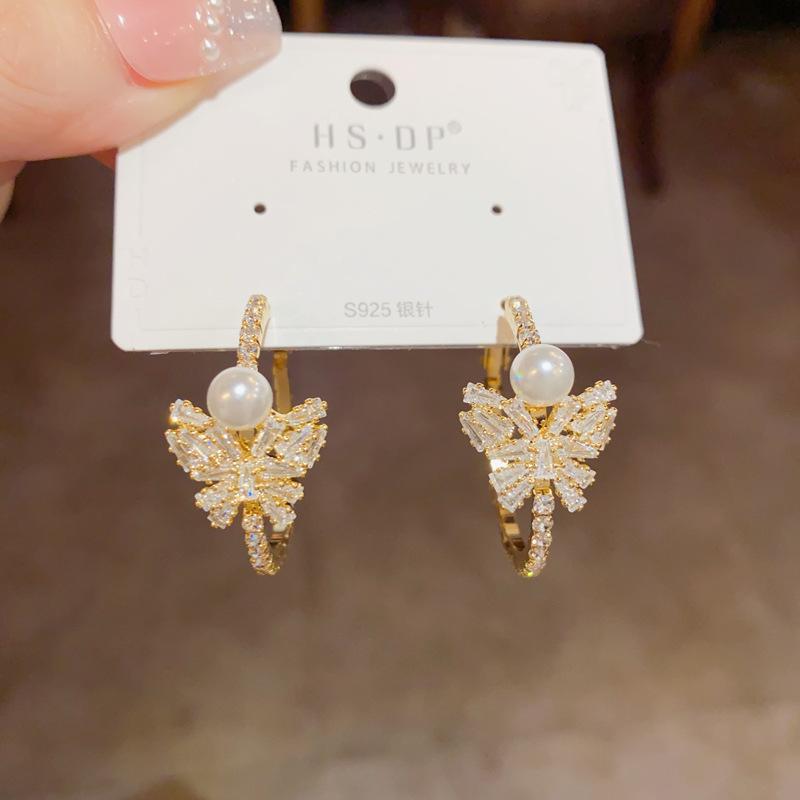 Exquisite and Fashionable Micro-inlaid Zircon Butterfly Pearl Earrings with Personality, Temperament, Light Luxury and High-end Earrings