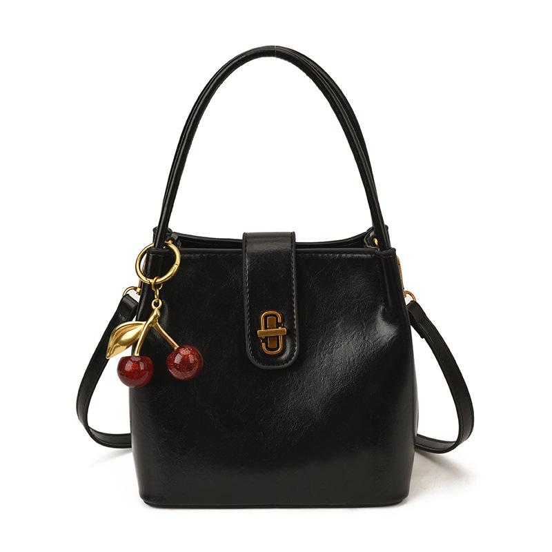 

2025 new autumn and winter Korean niche handbag women s retro foreign style versatile work commute shoulder messenger bag no pendant