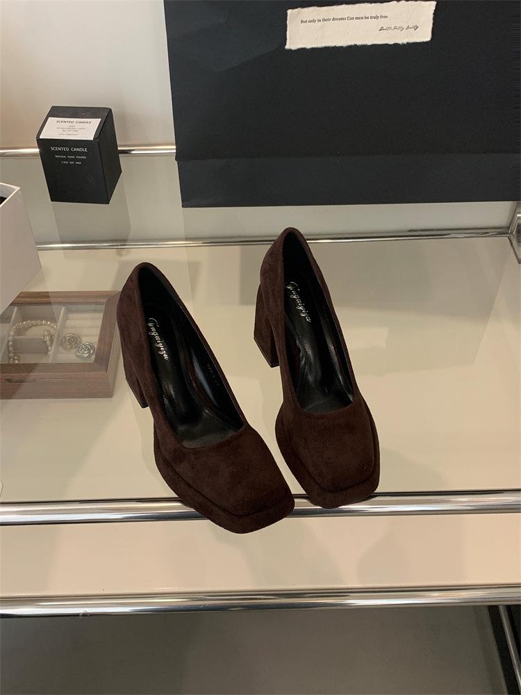 

Rich and rich suede thick heels high heels women s 2025 new French square head shallow mouth work professional commuter shoes 39 коричневый