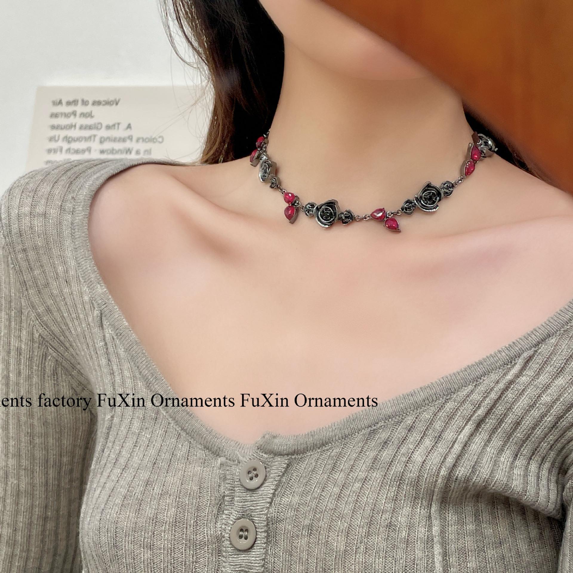 

Ретро-ожерелье Dark Night Black Rose - унисекс-аксессуар французской роскоши NO974 чёрный