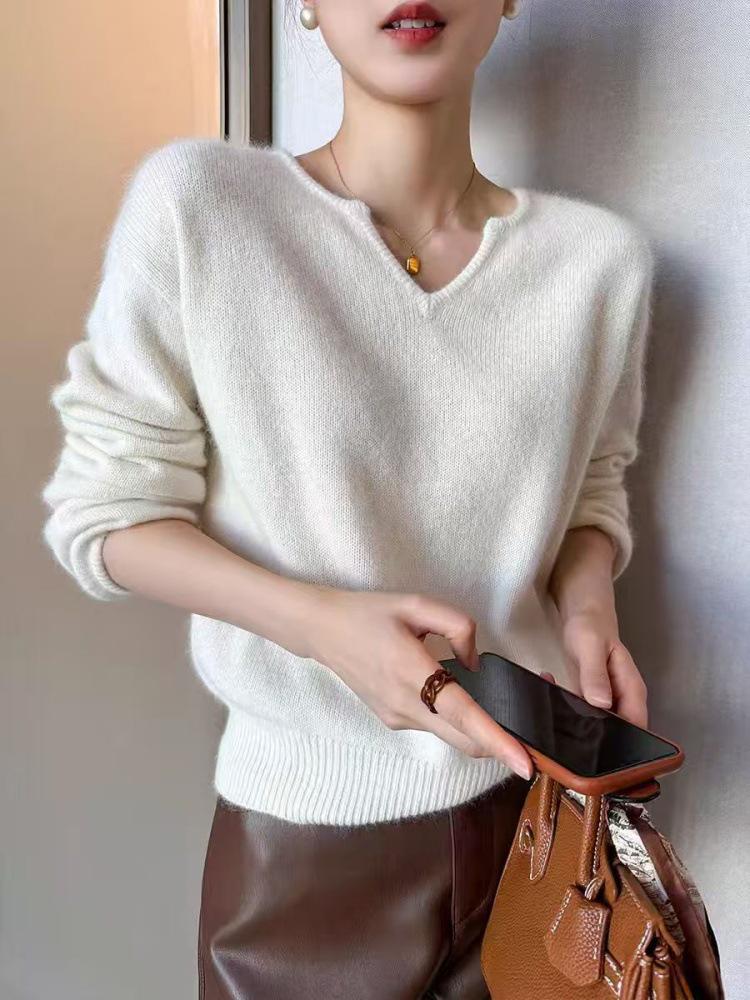 Women's Early Autumn Red V-Neck Cashmere Sweater with French-Style Bubble Sleeves - Loose, Short, Wool Pullover