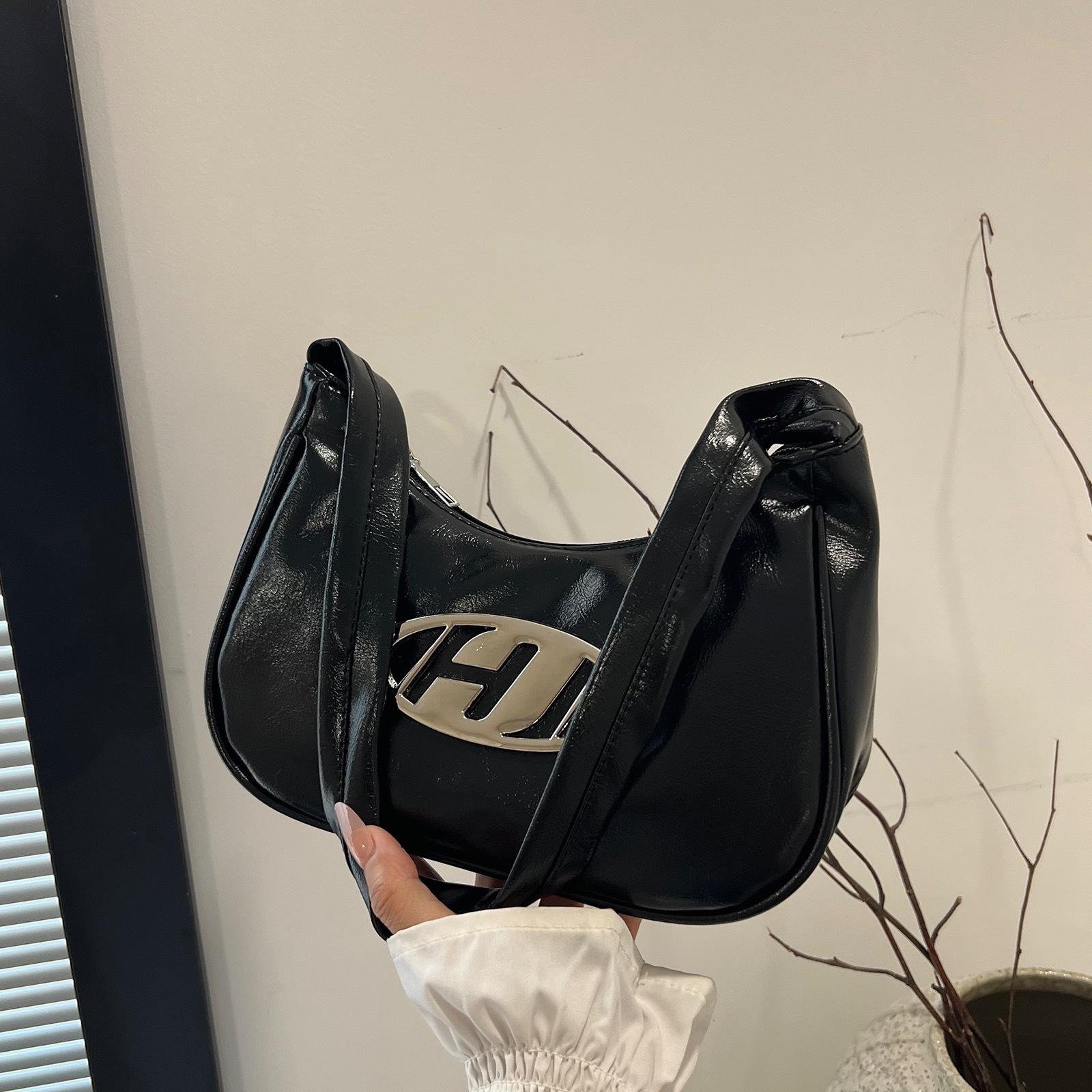 

Niche design single shoulder jingle bag 2025 new fashion trend versatile women s bag чёрный