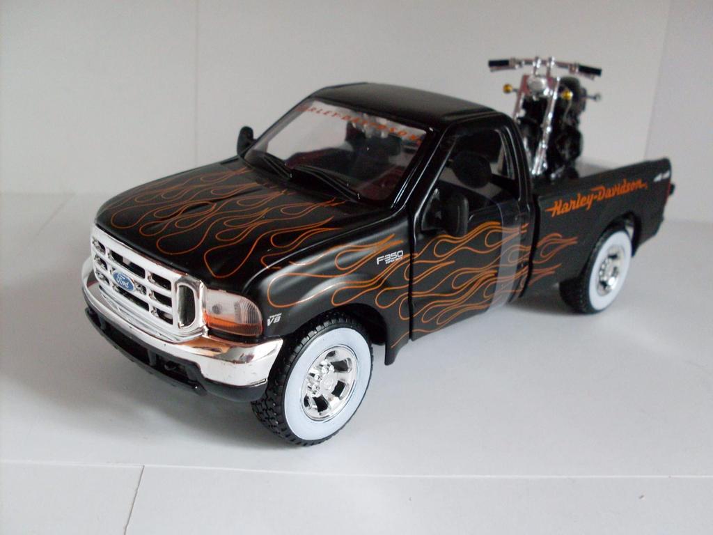 Maisto Ford 1999 Super Duty 2002 FXSTB Night Train Black Custom Series Diecast Model Car Finished Product 32181 1/27 F-350 & Harley-Davidson /