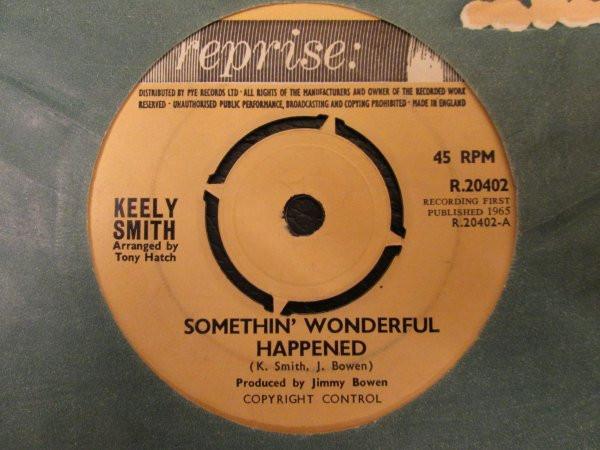 

7-дюймовая пластинка KEELY SMITH Somethin Wonderful Happened Имеет R20402 REPRISE RECORDS 1965 UK Джаз Б/у