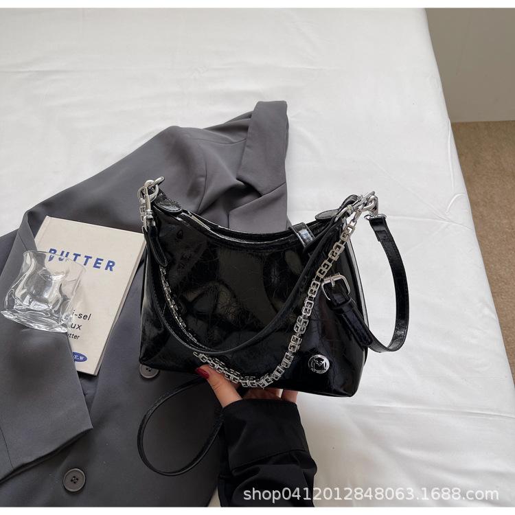 This year, the popular underarm bag women's 2025 new large-capacity simple messenger bag texture versatile bucket tote bag