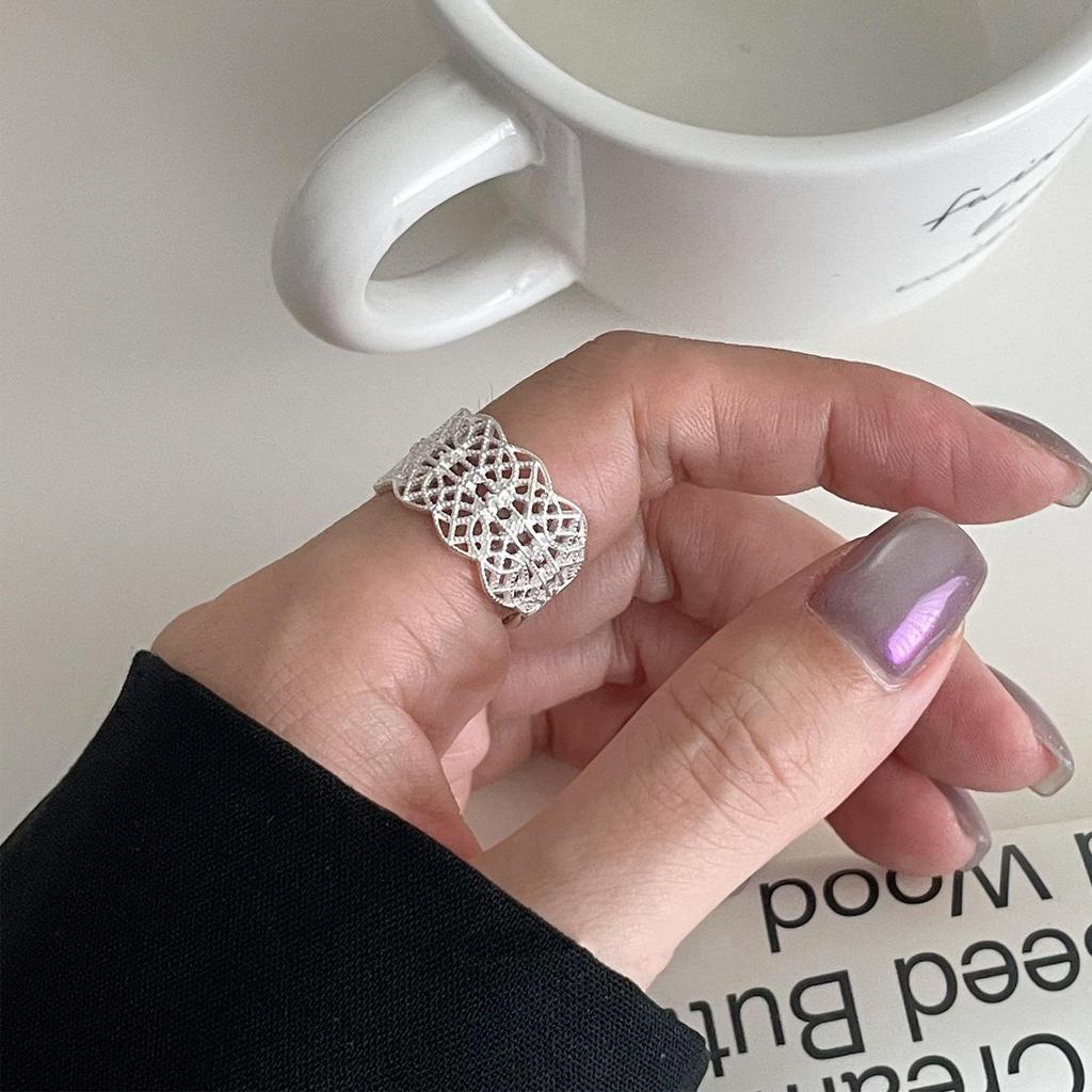 Elegant Lace Crown Adjustable Ring for Women – Light Luxury Index Finger Ring with Stylish Personality