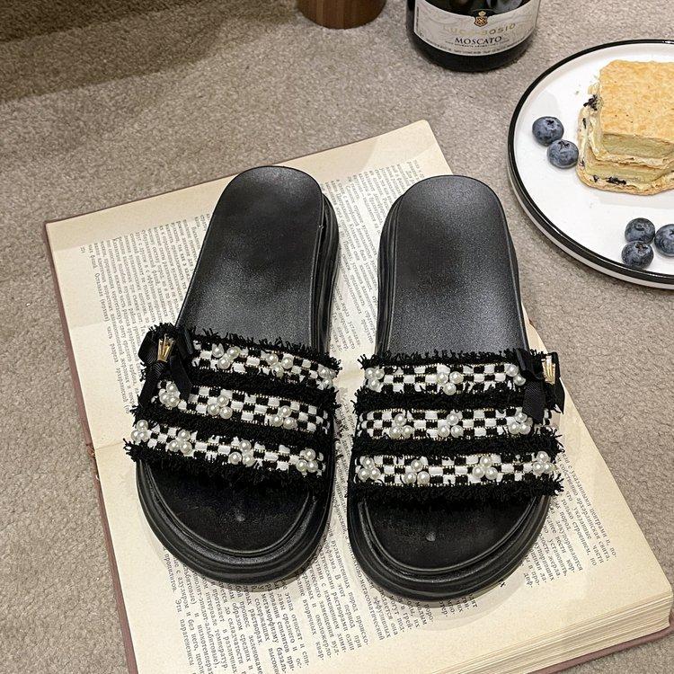 

2025 лето новая корейская версия мода один иероглиф маленький ароматный ветер толстодонные тапочки женские перламутровые крутые тапочки пляжные тапочки 35 чёрный